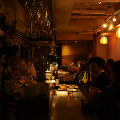 【グループでの飲み会にも◎】水道橋駅から3分の好立地◎店内は木目調のインテリア、つやっとしたタイル、ガラスランプが灯るリラックス空間。シェフやソムリエとお話ししたり、くつろぎながら本格イタリアン・炭火焼きのお肉・ワインに舌鼓☆