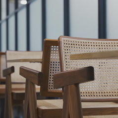 【ゆったりくつろげるテーブル席】ゆったり過ごせる落ち着いたテーブル席で、ワインと前菜を片手に大人の時間を。友人との夜ごはんやデートにもおすすめ。おひとり様のちょい飲みにもぴったりです。気取らず、美味しく、心地よくいられるお席をご用意しています。