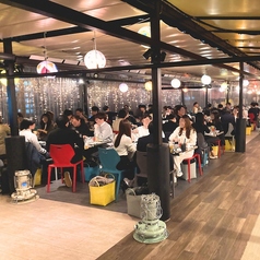 「テントが開くと広がる夜空、特別な屋上テーブル席」ライトアップされた屋上で、星空を眺めながらの食事やおしゃべりを楽しめます。開閉式テントで開いたテントの向こうに広がる夜空の下で安心・快適に過ごせるのも嬉しいポイント。