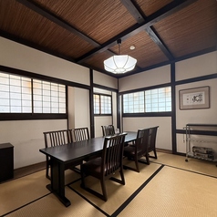 2階ではしゃぶしゃぶ、3階では創業から愛される団体様貸切の空間となっております。創業70年以上の老舗肉屋「やまもと」が自信をもって提供する牛肉をよりおいしくいただけるように出汁にもこだわり、最高級のしゃぶしゃぶをご提供いたします。各種ご宴会も承っておりますので、お気軽にご相談くださいませ。