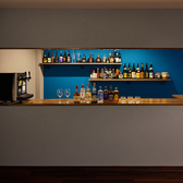 当店の3階には、大人も楽しめるバーカウンターをご用意しております。豊富なドリンクメニューに加え、ここでしか味わえない特別なカクテルもご用意。食事をがっつり楽しむのも良し、ゆったりとお酒を味わうのも良し、シーンに合わせた使い方が可能です。おひとり様のご利用はもちろん、友人との語らいやデートにも◎