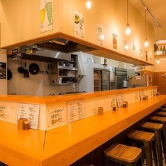 【カウンター席：1～8名様】ライブ感を堪能できる特等席！お一人様やデート利用大歓迎◎お一人様でも気軽にお食事を楽しめるカウンター席。調理する様子を眺めながら、料理をご堪能いただけます。落ち着いた雰囲気のカウンター席はデートにも最適◎当店自慢の逸品を囲んで素敵なひとときをお過ごしください。