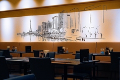 高い天井と大きな窓がもたらす開放感あふれる空間が魅力。白を基調とした店内に、大理石調の床やシャンデリアが華を添えます。お席の間隔を広く確保しているため、お一人様でのランチからご友人とのカフェ利用まで、周りを気にせずゆったりと寛げます。日常を忘れる洗練された雰囲気の中で食事をお楽しみくださいませ。