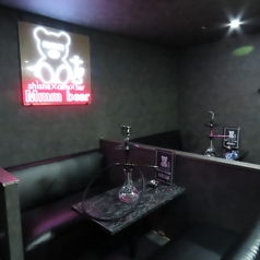 【デートにもオススメ◎】カップルでのご来店、デートにもオススメしたいソファー席♪ふかふかで座り心地の良いソファーに腰かければ、非日常感×リラックスのゆったりできる空間が完成！こだわりのカクテルで乾杯したり、二人でも楽しめるお好きなシーシャを嗜めば、二人にとっての大切なな思い出になること間違いナシ！