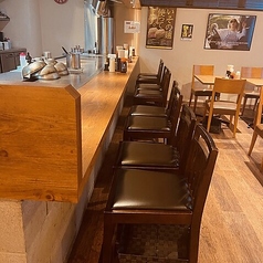 目の前で調理する様子を楽しめる、ライブ感満載のカウンター席を8席ご用意しております。お一人様でも気軽にどうぞ♪