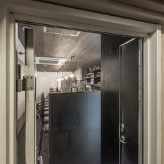 シェフとの距離が近い楽しさを体験できる◎カウンター席では、シェフとの会話も楽しめる距離感が魅力です！新鮮な食材を使用した料理が次々と運ばれ、目でも楽しめる体験が待っています！また、デートや友人との集まりにも最適な空間です☆賑やかなひとときをお過ごしください♪