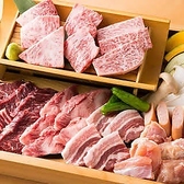 質へのこだわりは赤身肉だけではありません。ほぼ全てのホルモンは、冷凍を一切せず鮮度の良い国産牛のみを仕入れております。「赤辛」「青辛」と唐辛子を分けたホルモンもご用意しておりますので、ぜひ食べ比べてみてくださいね。また、お肉選びに迷われましたら「盛り合わせ」もございますので、ぜひご利用ください。