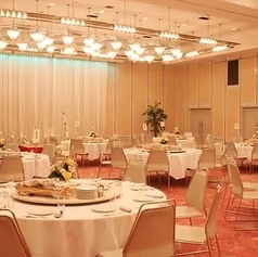 【貸切:～300名様】懇親会やお祝いごとなどのイベントに最適◎大規模宴会での貸切に！周年記念やお祝いなど、団体様でのお集まりに、貸切を承っております。人数やシーンに応じ、着席か立食のどちらかのスタイルで対応！2階の商工会議所をお借りし、最大350名様までご案内可能！食事は、会席、フレンチ、和洋折衷コースから