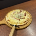 料理メニュー写真&nbsp;カルボナーラピザ