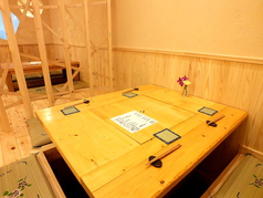 掘りごたつの4人席が2つ、カウンター席が6席の全14席となっております。店内は木を基調に作られており、落ち着いてお酒を頂くことが出来ます。