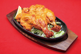 【タンドリーチキン(骨つき鶏モモ肉のスパイス漬け窯焼き)】骨付きのバーベキューチキン。