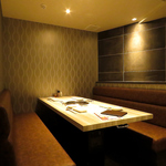 当店は全席完全個室の焼肉屋。接待や会食はもちろん記念日・誕生日やデートにぜひご利用くださいませ