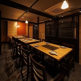 光と影が織り成す上質空間。都会の喧騒を忘れ大人の時間をゆったり堪能できる空間をご用意！2名～6名の少人数様向けのテーブル席などゆったりと優雅なお時間をお過ごし頂けるこちらのお席は、デートをワンランク上の仕上がりに！サプライズ演出できるデザートプレートもご用意しております！！