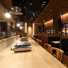 【カウンター席|10名様まで】ライブ感あふれる調理風景を眺めながら、お食事とお酒を楽しめるカウンター席もご用意しています。お一人様でのご利用はもちろん、恋人とのデートやご友人同士の飲み会にも最適。ぜひお気軽にお立ち寄りください。