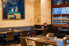 柔らかな光が差し込む広々としたフロアは、ママ友とのランチ会やご家族での会食に最適です。高級感がありながらも肩肘張らずに過ごせるカジュアルさが人気。車椅子やベビーカーのままスムーズに入店できるバリアフリー設計も嬉しいポイントです。地産野菜を活かした彩り豊かな料理を囲み、賑やかで楽しいひと時をどうぞ。