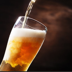 樽達人が注ぐ生ビールは格別の一杯