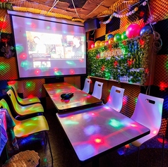 本場タイの情熱が息づく本格料理を、大人の遊び心をくすぐるレストランバースタイルで。カラフルな照明が彩る完全個室は、まるでお忍びの隠れ家のようなワクワク感を演出します。周囲を気にせずリラックスして過ごせるため、女子会や誕生日会に最適。タイの熱気を感じる刺激的な逸品と共に、特別な夜を謳歌して。