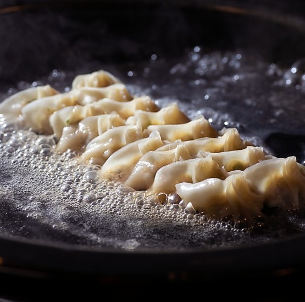 名物・らぶ国餃子は、餡から手作りの餃子は外はパリッっと中はジュ-シ-！！