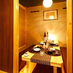 日本橋駅からすぐの好立地。趣のある店内ながら貸切のご利用で最大80名様までご利用頂けます。飲み放題付コース4400円(税込)～と低価格。個室空間だからこそ上品な宴会をお楽しみ頂けます。飲み会や宴会はもちろん、歓迎会、送別会、女子会、接待などにも幅広くご対応致します