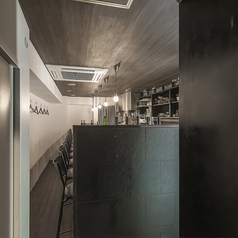 落ち着いた雰囲気の中で、料理を目の前で楽しめる特別な空間！カウンター席は、落ち着いた照明の中、リラックスした時間を過ごせる場所です。お酒を片手に、ゆったりとした会話を楽しむのにぴったりな雰囲気が漂います！ぜひ、心温まるひとときをお過ごしください♪