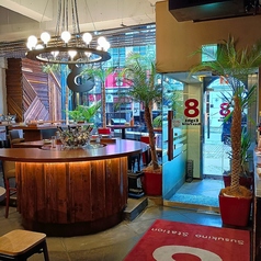 遠くからでもわかる８の光る看板が目印！地下鉄すすきの駅から徒歩１分の路面店という好立地！初めての方でも迷わず来れちゃいます。