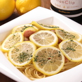 料理メニュー写真 北海道産4種のソーセージとレモンのスパゲティ
