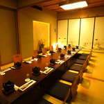 外せない食事会は、落ち着いた配色のお座敷個室でごゆるりと。