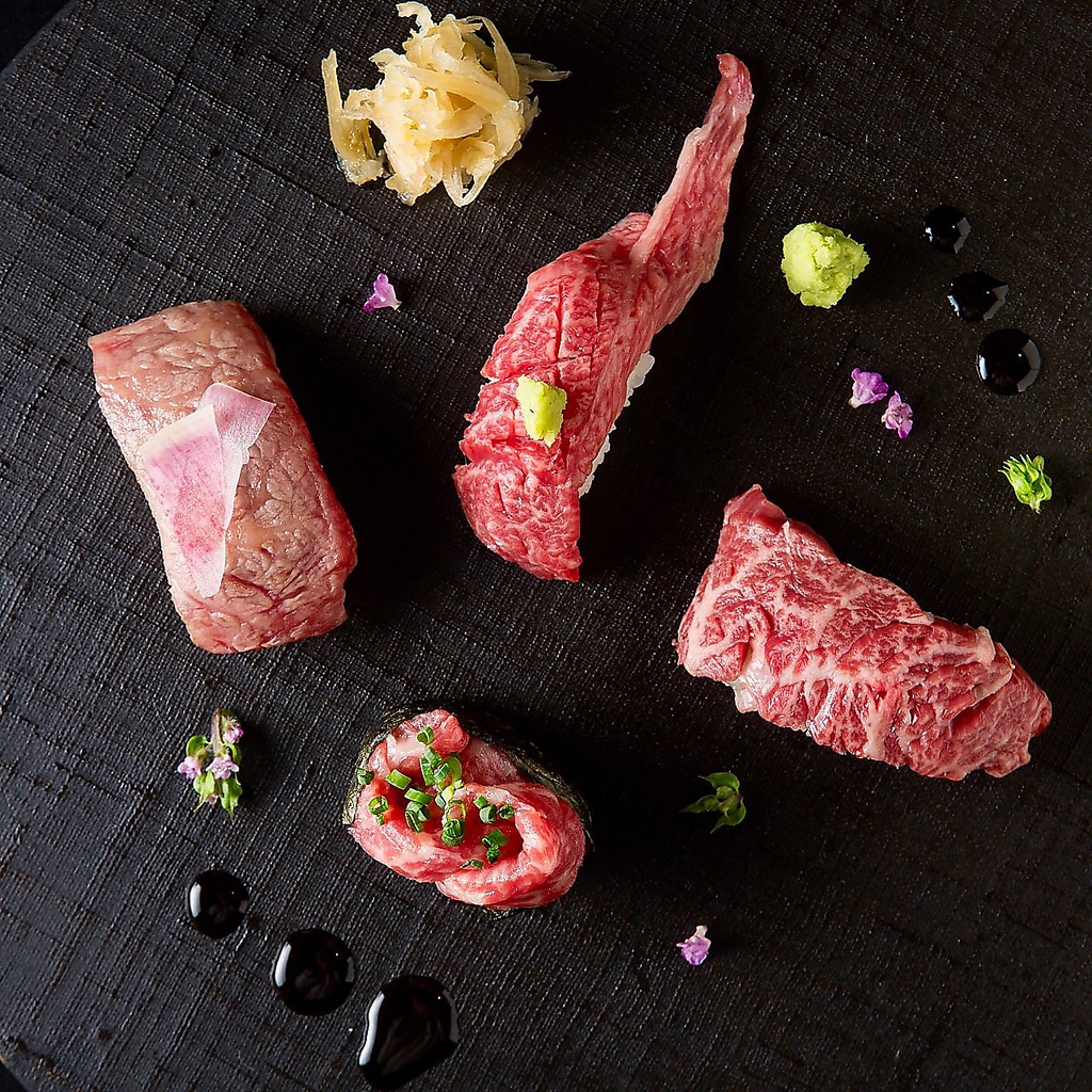 肉寿司はお肉のうまみをダイレクトに味わえる贅沢な一品です。お酒との相性も抜群！