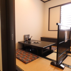 【１F &nbsp;掘りごたつ(半個室)：４名様×２卓】周りの目を気にせずゆったりとした時間をお過ごしいただけます。半個室は最大８名様まで予約が可能となります。※完全個室ではなく半個室の為、お隣の席とは仕切りで区切らせていただいております。