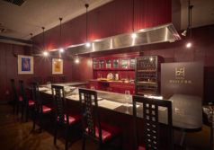 【完全予約制】2名様から14名様までご利用可能な、鉄板焼き専用の特別なお席です。専属シェフが目の前で厳選食材を焼き上げる臨場感は圧巻。音や香りが食欲をそそり、五感すべてで料理を堪能できます。プライベート感あふれるカウンター席は、大切な方のお誕生日や記念日、接待など、絶対に外せない特別な日に最適です。