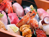 豪華なネタを盛り合わせた当店自慢の握り鮨。目利きされた旬魚や豪華食材は見た目も華やか。日本酒との相性も抜群です。