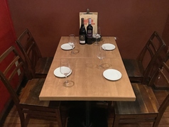 【テーブル：最大4名様掛け】オシャレで落ち着いた雰囲気がある店内で、お客様をお迎えするのはアットホームなスタッフ。デートでのご利用にもオススメ♪