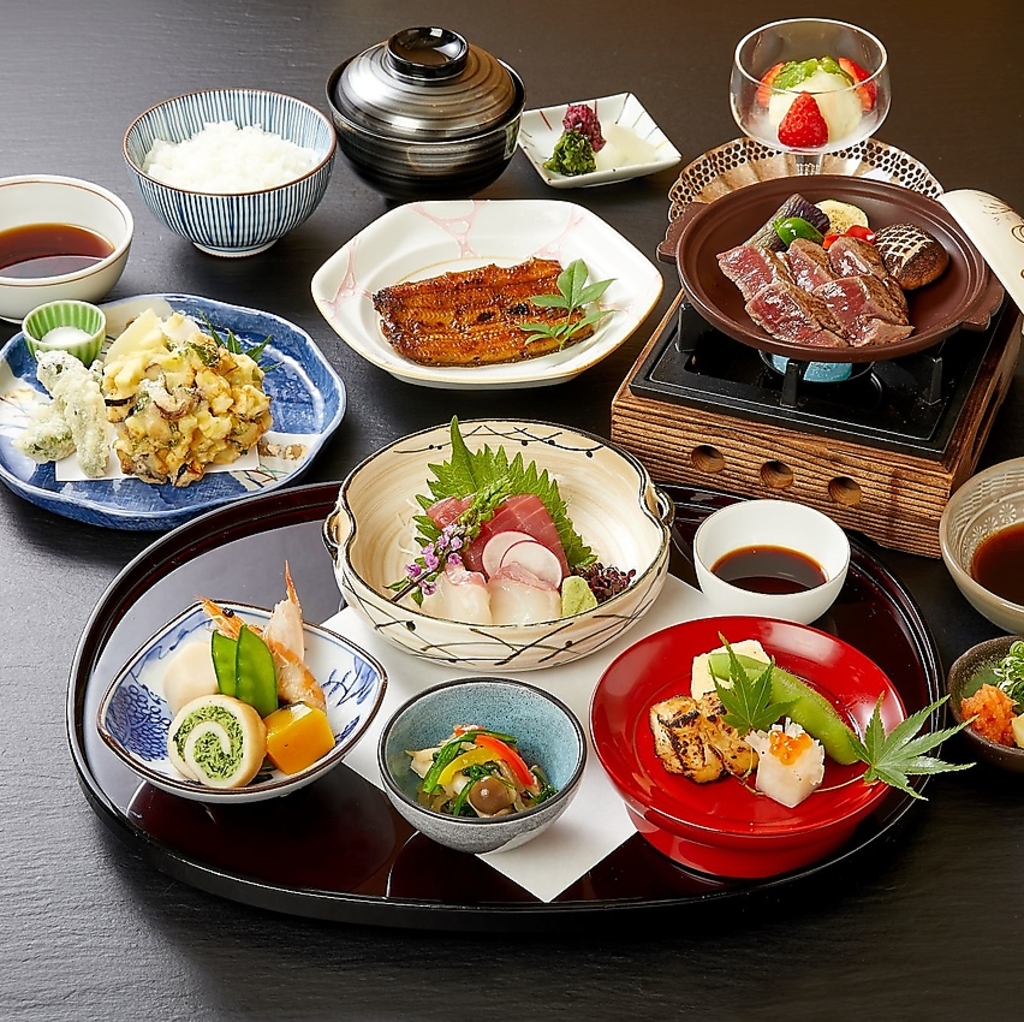 蒸す事によって余分な油が抜けて、身も皮もやわらかく、豊かな風味を残したこだわりの鰻になります。