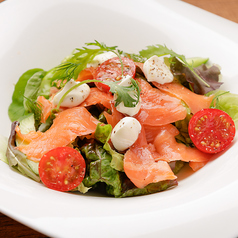 スモークサーモンとマスカルポーネチーズのサラダ