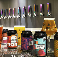 色鮮やかなビールタップから注ぐ！豊富なクラフトビール