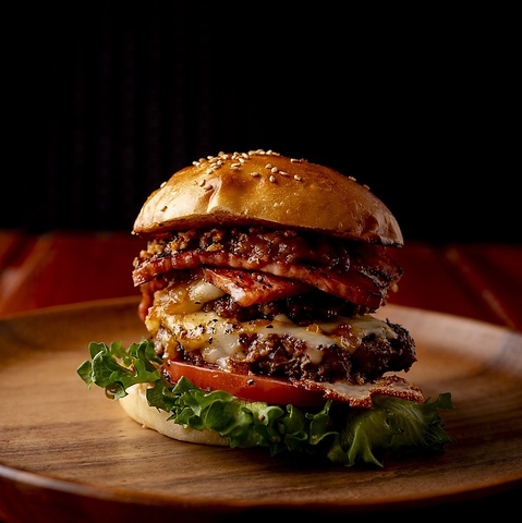 フラッと立ち寄りやすいベーカリーカフェ◎肉厚パティのバーガーやホットドッグが絶品