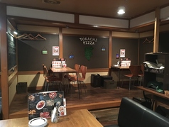 ４人掛けテーブル席が3席、2人掛けテーブル席が1席