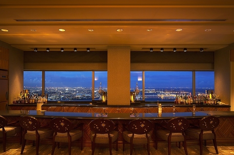 最上階、70階から横浜みなとみらいの絶景をご堪能ください。
