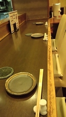 カウンターは５席。みんなで詰めたら６席にもなります。