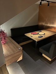 友人や同僚との気軽な食事会に最適なテーブル席です。活気あふれる空間で、美味しい焼肉を囲んで楽しい時間を共有できます。会社の同僚との打ち上げや、サークル仲間との集まりにもおすすめです。