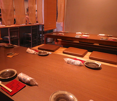 最大12名前後収容可能真ん中に仕切りをつけてそれぞれ半個室にも出来ます。