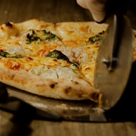 店内のピザ窯で焼いた窯焼きピザ