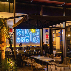 都会の真ん中で、風を感じながら楽しめる広々としたテラス席。キンと冷えたビールと美味しい料理を片手に、賑やかな時間を満喫いただけます◎都会の喧騒を忘れさせるような開放的な空間をお楽しみ下さい。