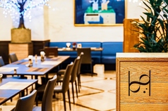 【最大60名様まで】広々としたレストランホールを貸切って、一体感溢れるパーティーが可能。シャンデリアが輝くスタイリッシュな空間は、視界を遮る柱が少なく、ゲスト全員の顔が見渡せるため、結婚式の二次会や会社の大規模な打ち上げに最適。主役を囲んで心に残る華やかなひと時を、ぜひ皆様でお楽しみください。