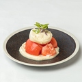 料理メニュー写真&nbsp;ブラータチーズとトマトのカプレーゼ　お豆富のソース