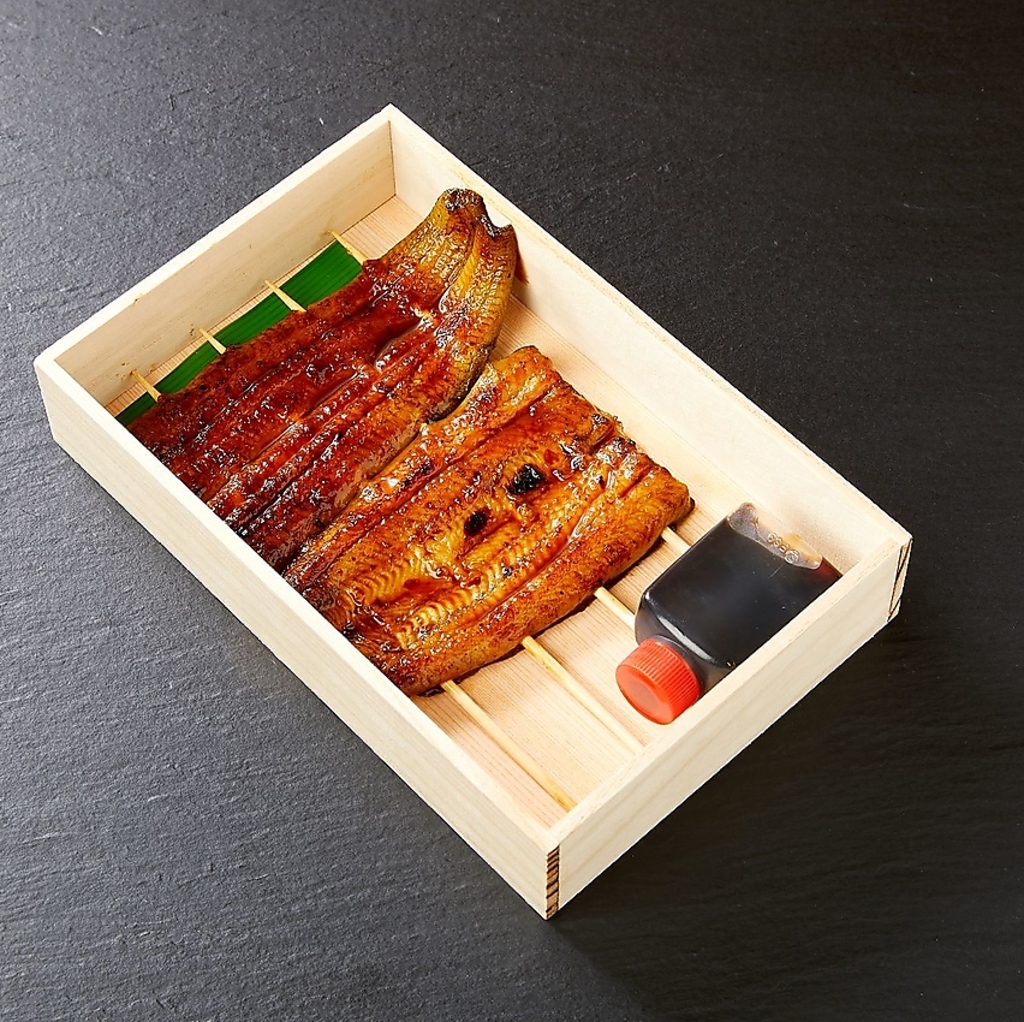 江戸前流は、活けの鰻を白焼きにし一度蒸してから何度も秘伝のタレをつけて丁寧に焼き上げていきます