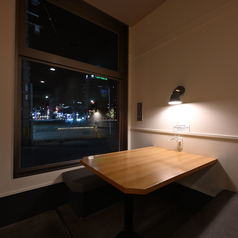 ゆっくりとお食事をお愉しみ頂けるテーブル席をご用意しております。BOX席もご用意しております。