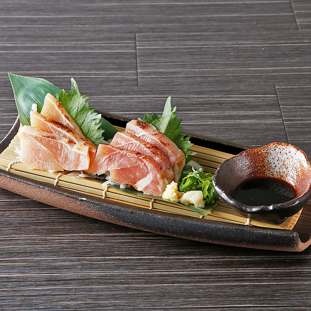 軍鶏炙り刺身風2種盛合せ！軍鶏のもも・むねの生ハム加工ぜひ食べ比べてください！