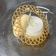 前菜、スープ、パン、メインとデザート、お飲み物。