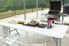 1テーブル大人6名様まで利用可能　食材持ち込みプラン＜料金に含まれるもの＞テント、ガスグリル、椅子、テーブル＜ご用意していただくもの＞食材・飲み物・食器類・調理道具★飲み物の自動販売機(アルコール)は設置しております。★最寄りのお買い物ができる場所は、車で50分くらいのところにございます。
